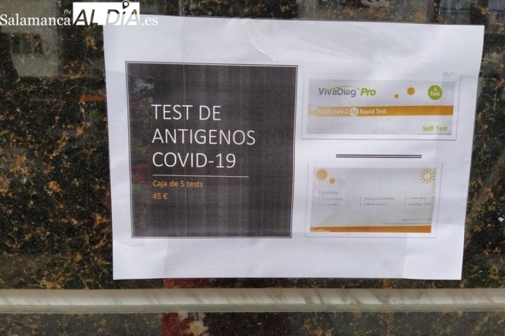 Cartel que anuncia la disponibilidad de test de antígenos a un precio de 45 euros por un caja con cinco unidades, en la farmacia del paseo del Rollo 29